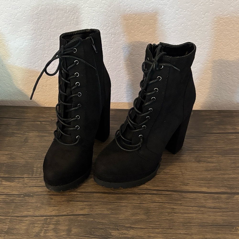 Women’s black boots shoes size 7